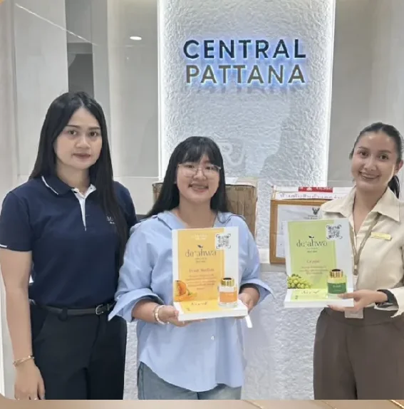 ทีมงาน De'ahwa ส่งมอบชุดผลิตภัณฑ์กลิ่นหอมให้เจ้าหน้าที่ ณ สำนักงานเซ็นทรัลพัฒนา